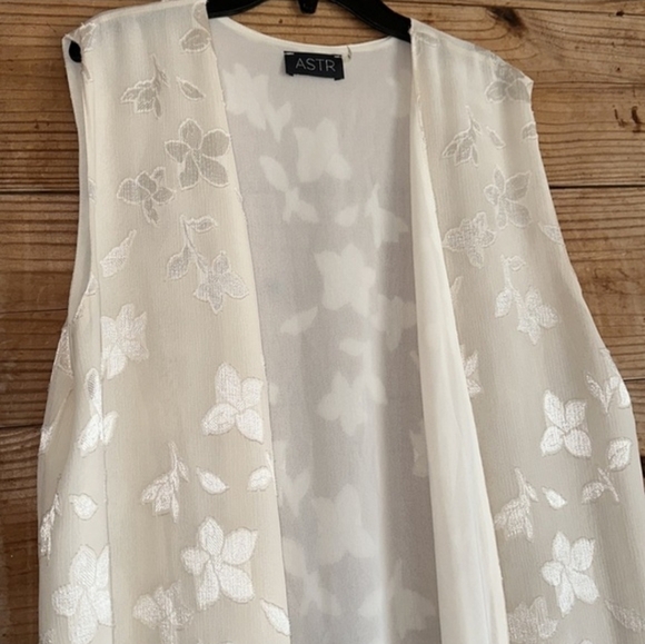 ASTR Cream Floral Long Vest Duster with a fringe - Picture 3 of 8